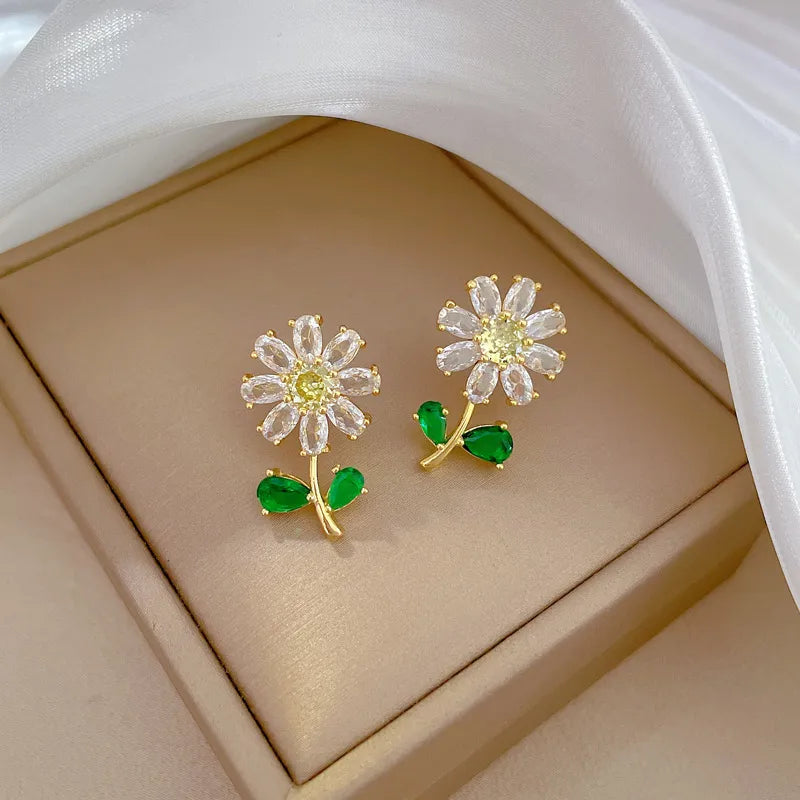 Fashionable Charming White Green Leaf Sunflower Necklace and Earrings Set